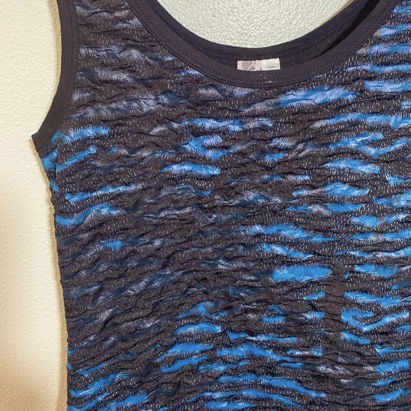 Textured Tank Top - Picture 3 of 3